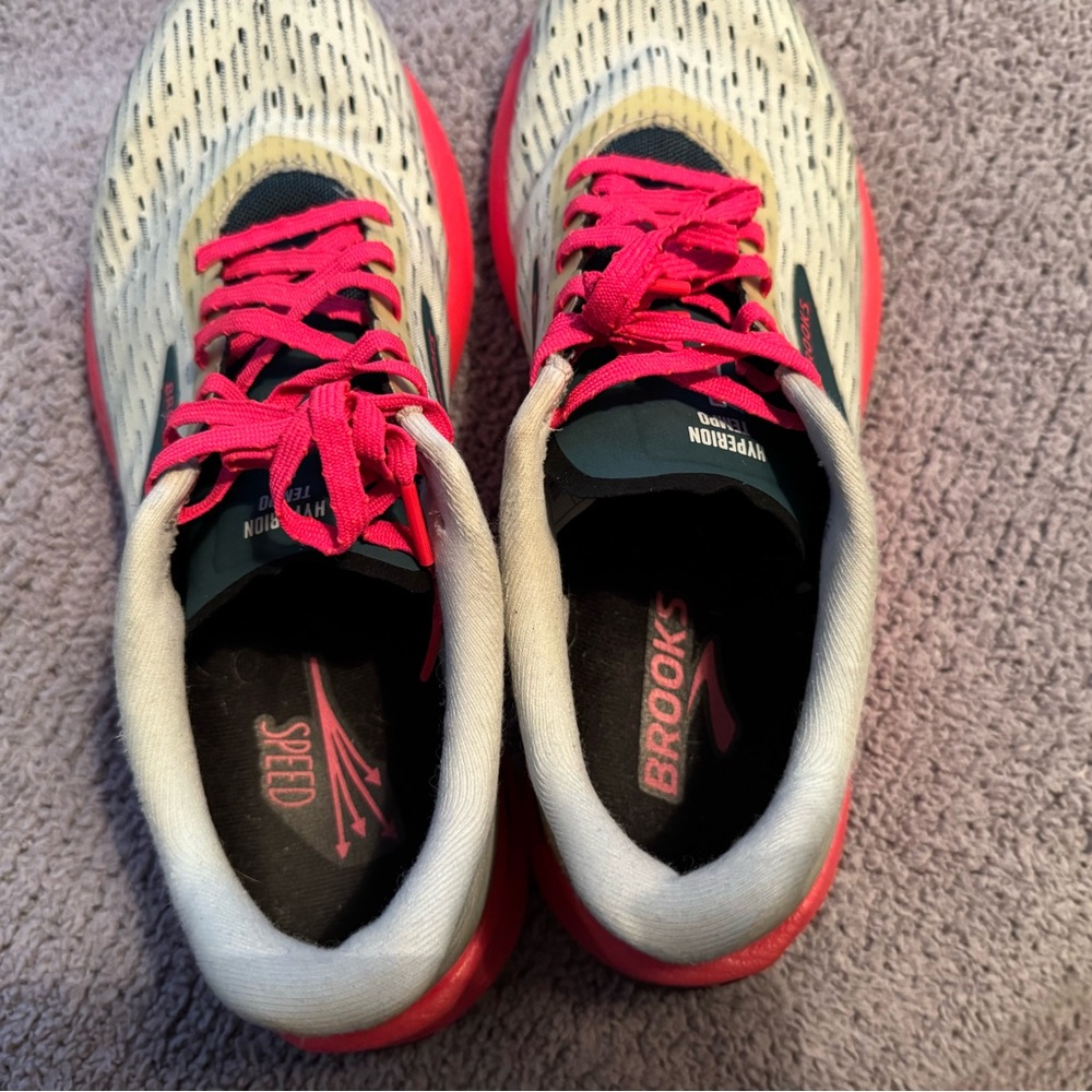 Brooks Hyperion Tempo Shoes in Gray / Neon Pink - Picture 6 of 8